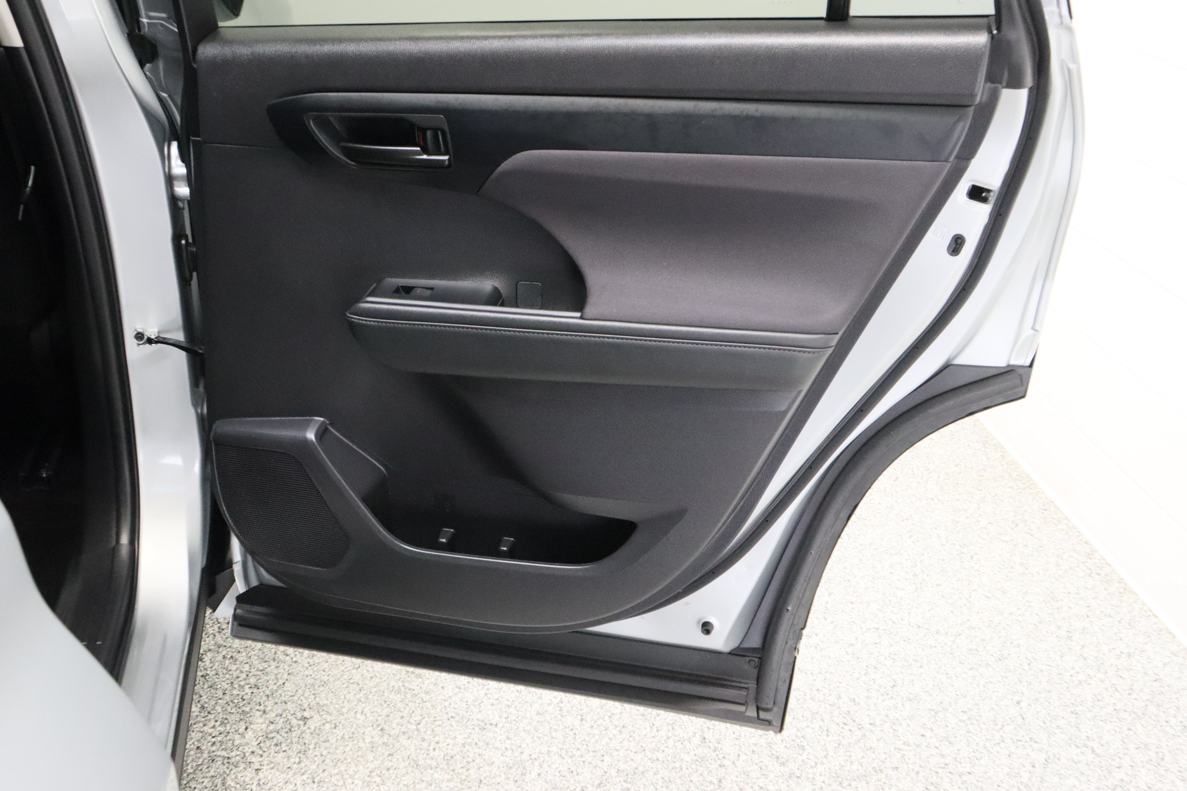Certified 2025 Toyota Highlander LE FWD image 35