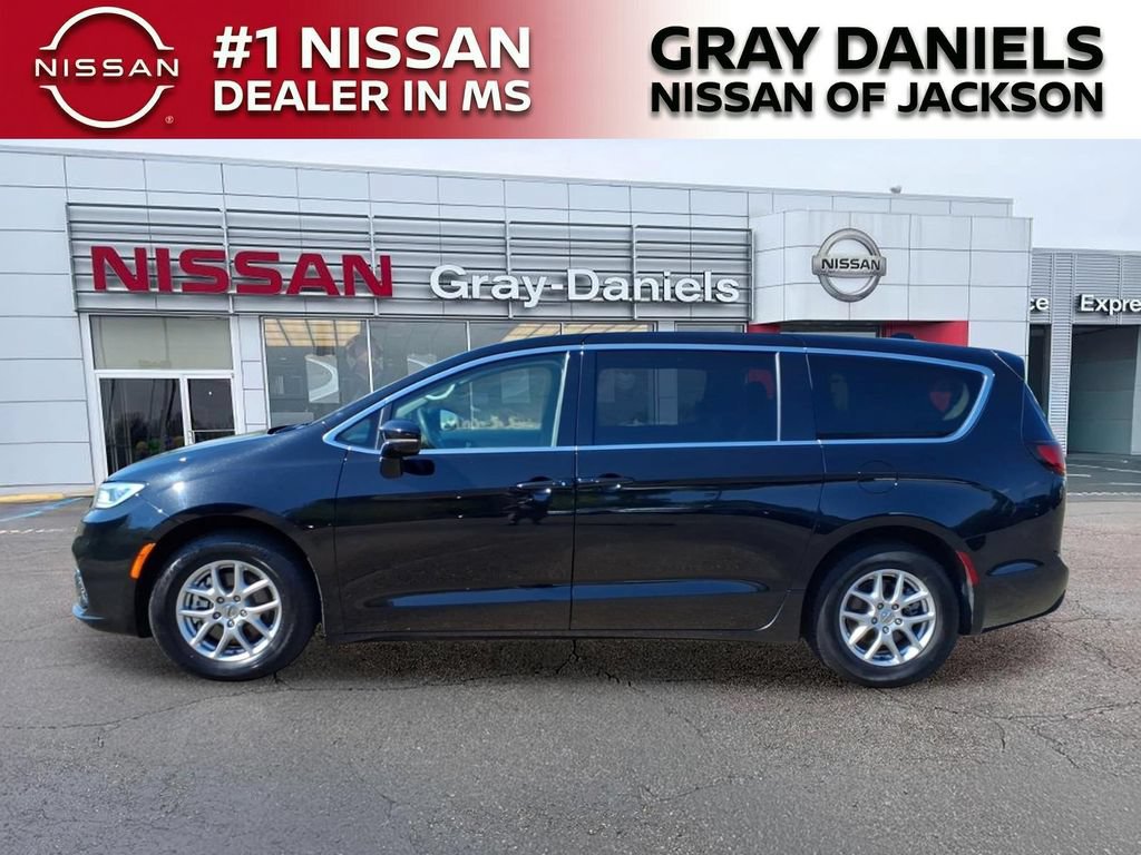Used 2024 Chrysler Pacifica Touring-L FWD image 4