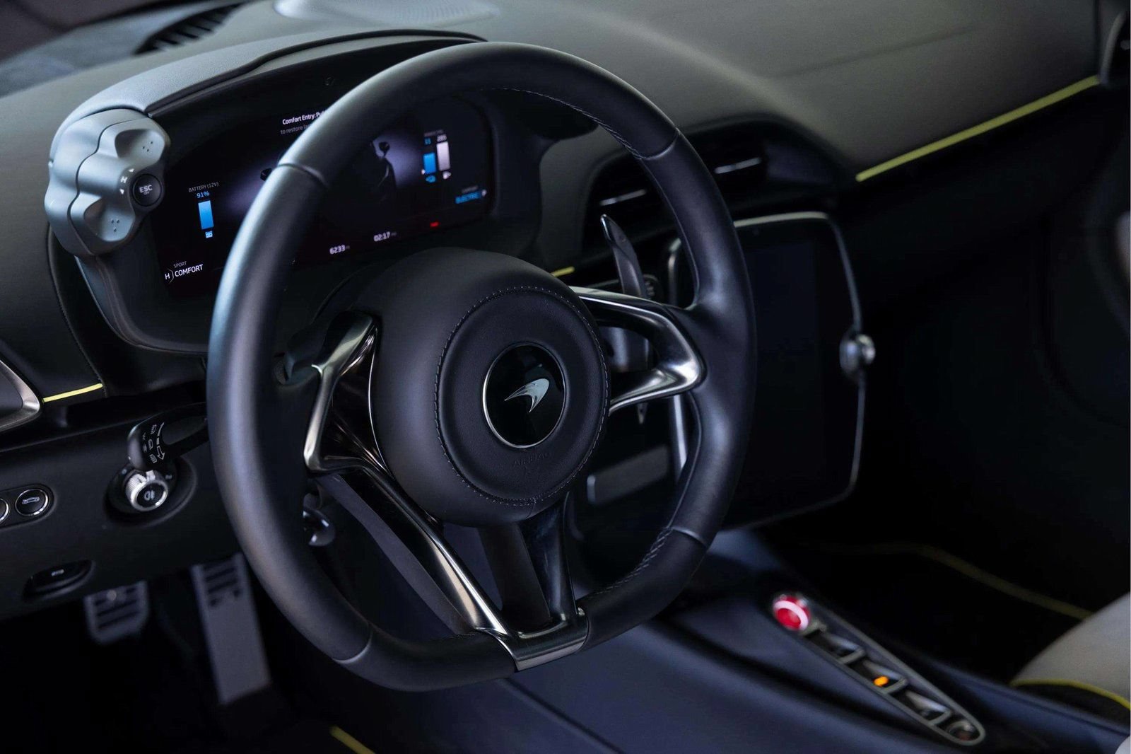 Used 2023 McLaren Artura RWD image 10