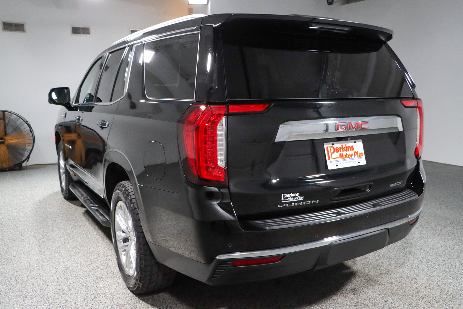 Used 2023 GMC Yukon SLT w/ SLT Luxury Package AWD/4WD image 9