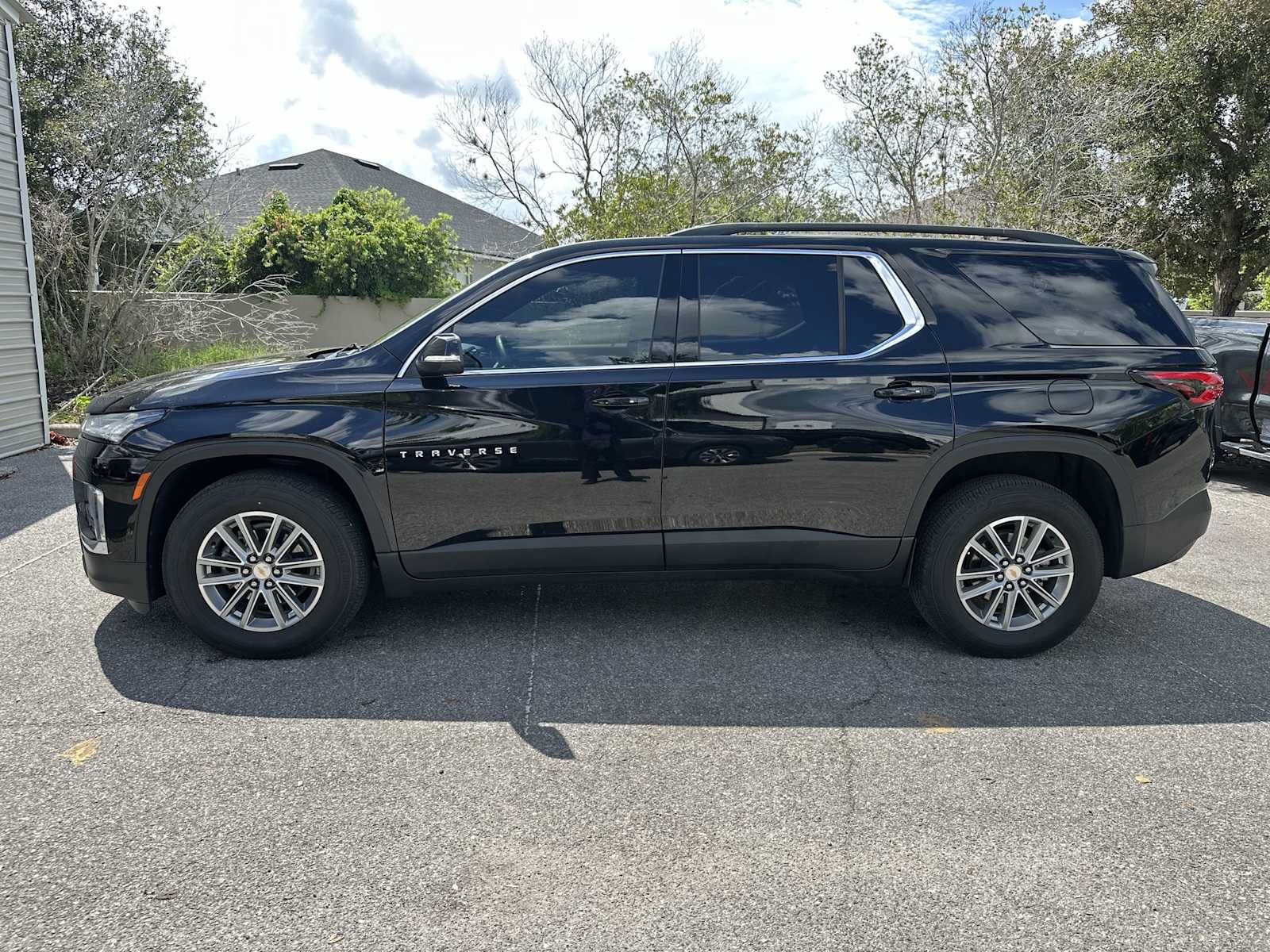 Used 2023 Chevrolet Traverse LT FWD image 3