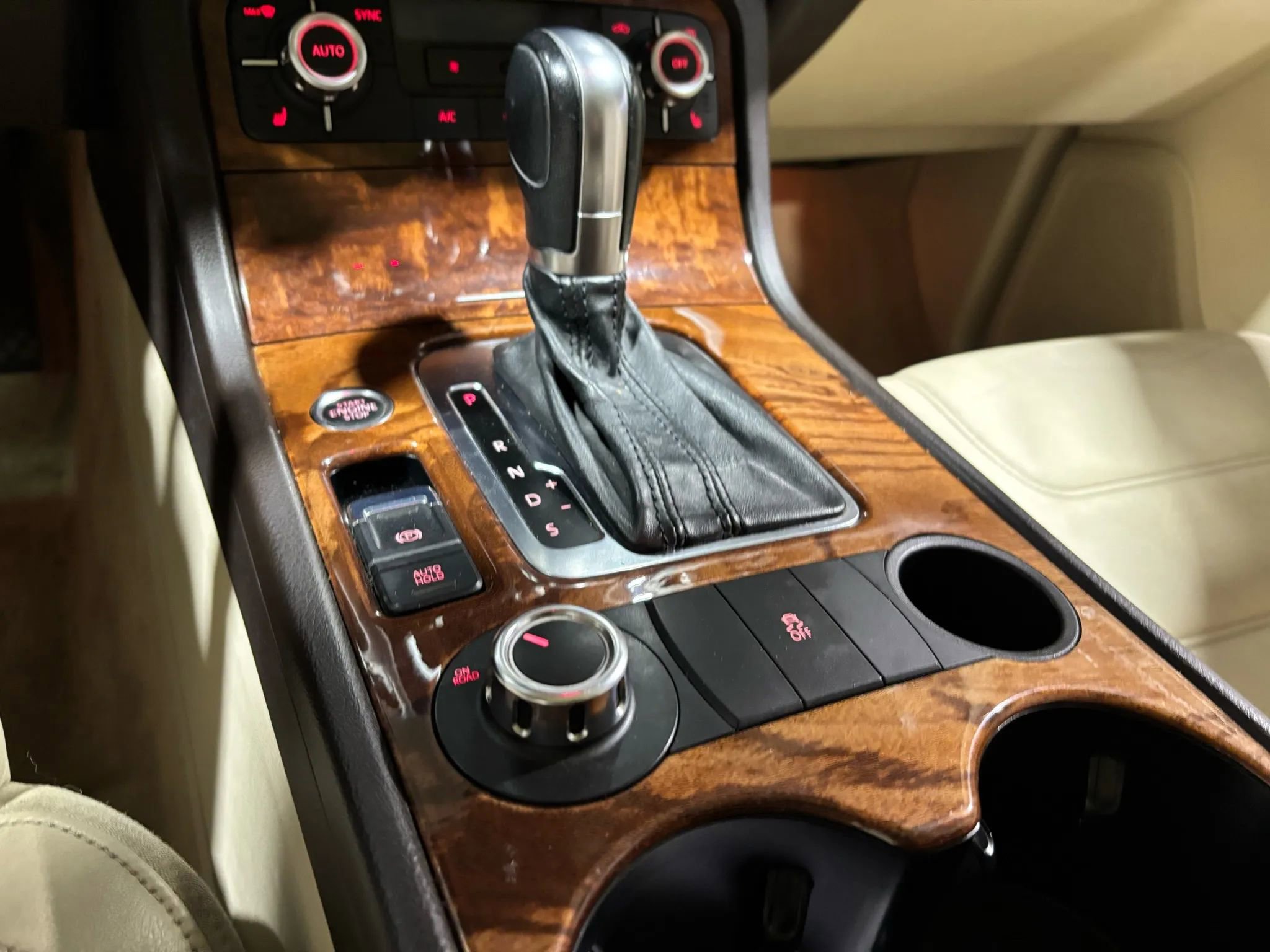 Used 2011 Volkswagen Touareg Executive image 21