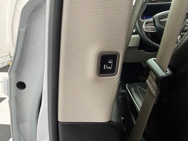 Used 2023 Chrysler Pacifica Limited FWD image 22