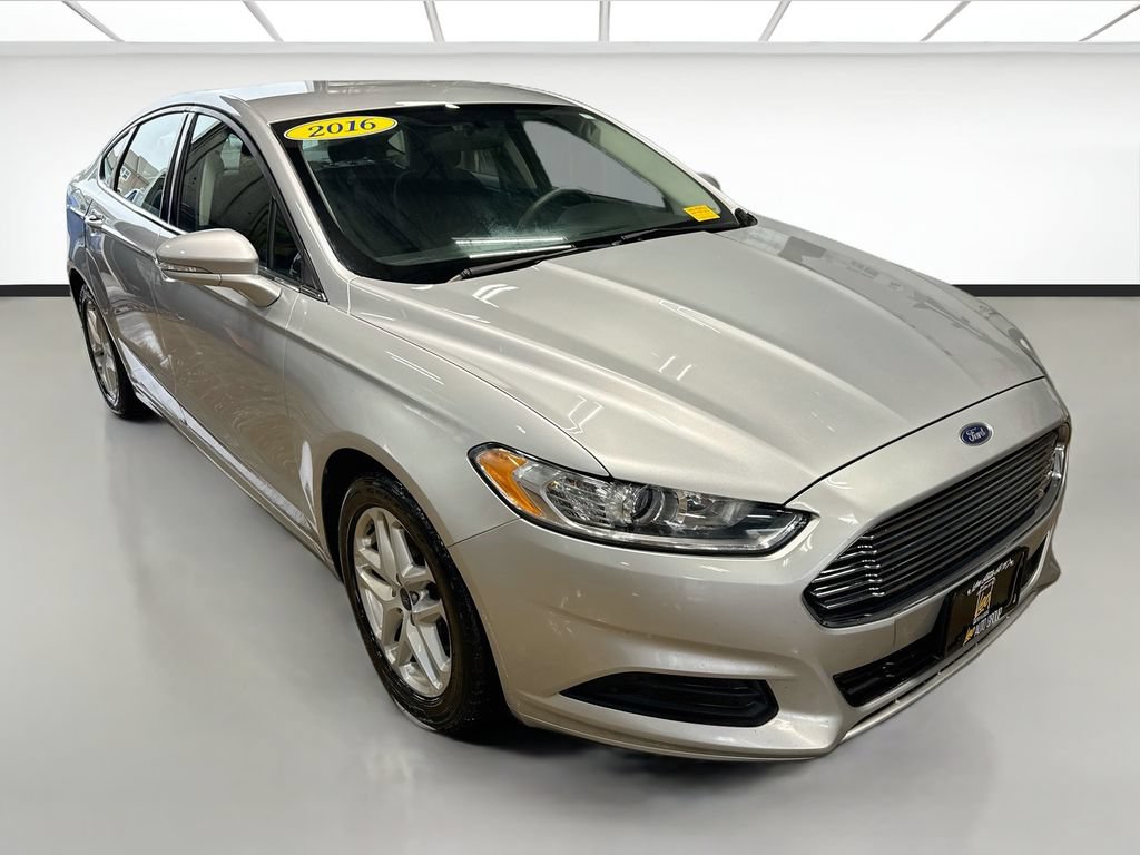 Used 2016 Ford Fusion SE FWD image 2