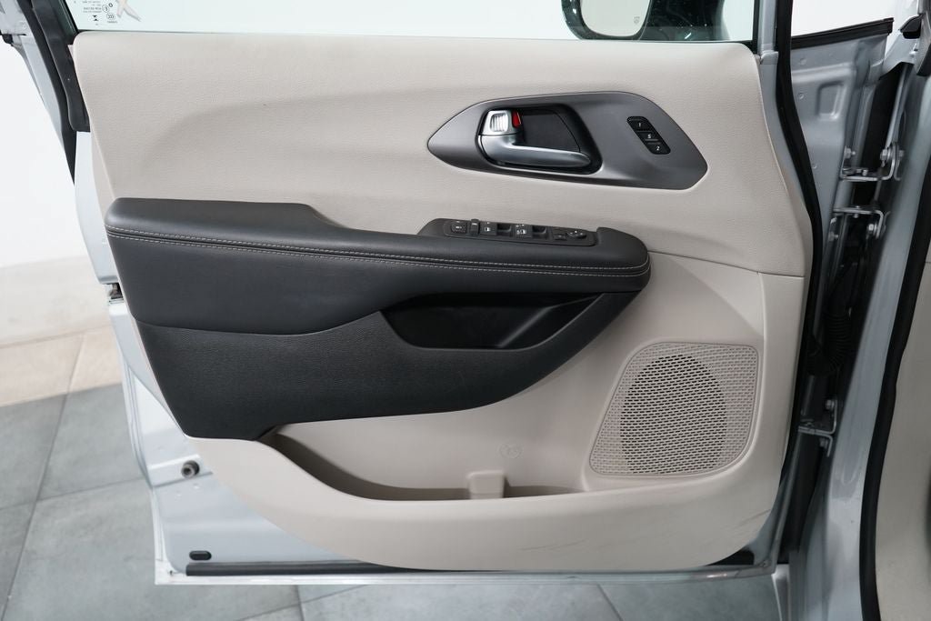 Used 2024 Chrysler Pacifica Touring-L FWD image 20