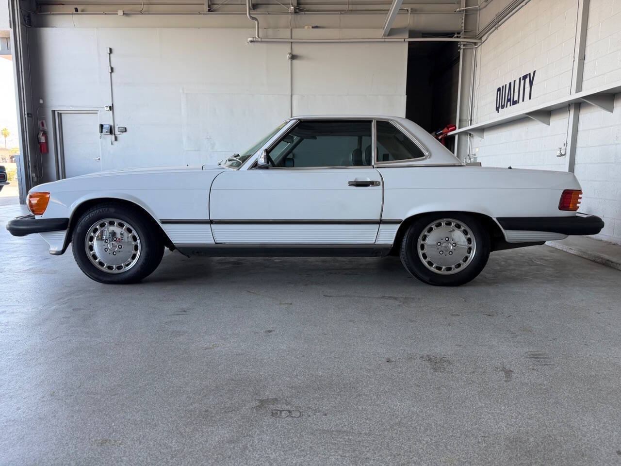 Used 1987 Mercedes-Benz 560 SL image 8