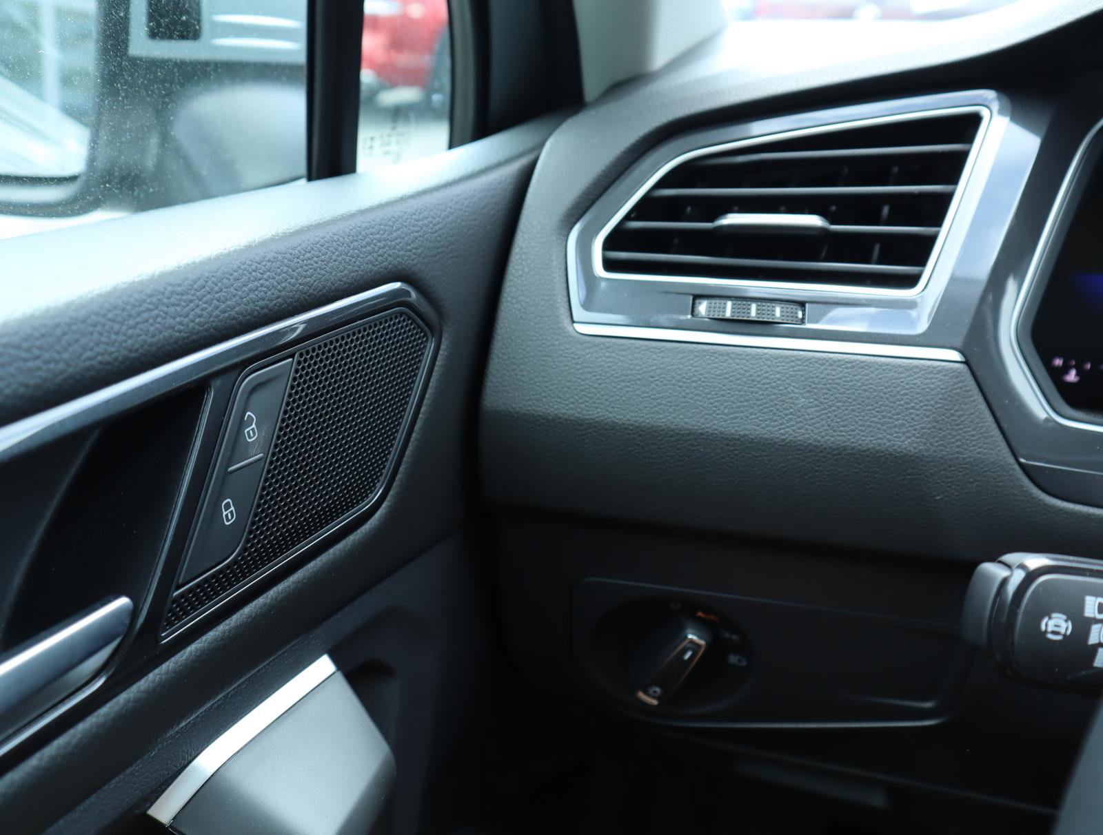 New 2024 Volkswagen Tiguan SE w/ Panoramic Sunroof Package FWD image 29