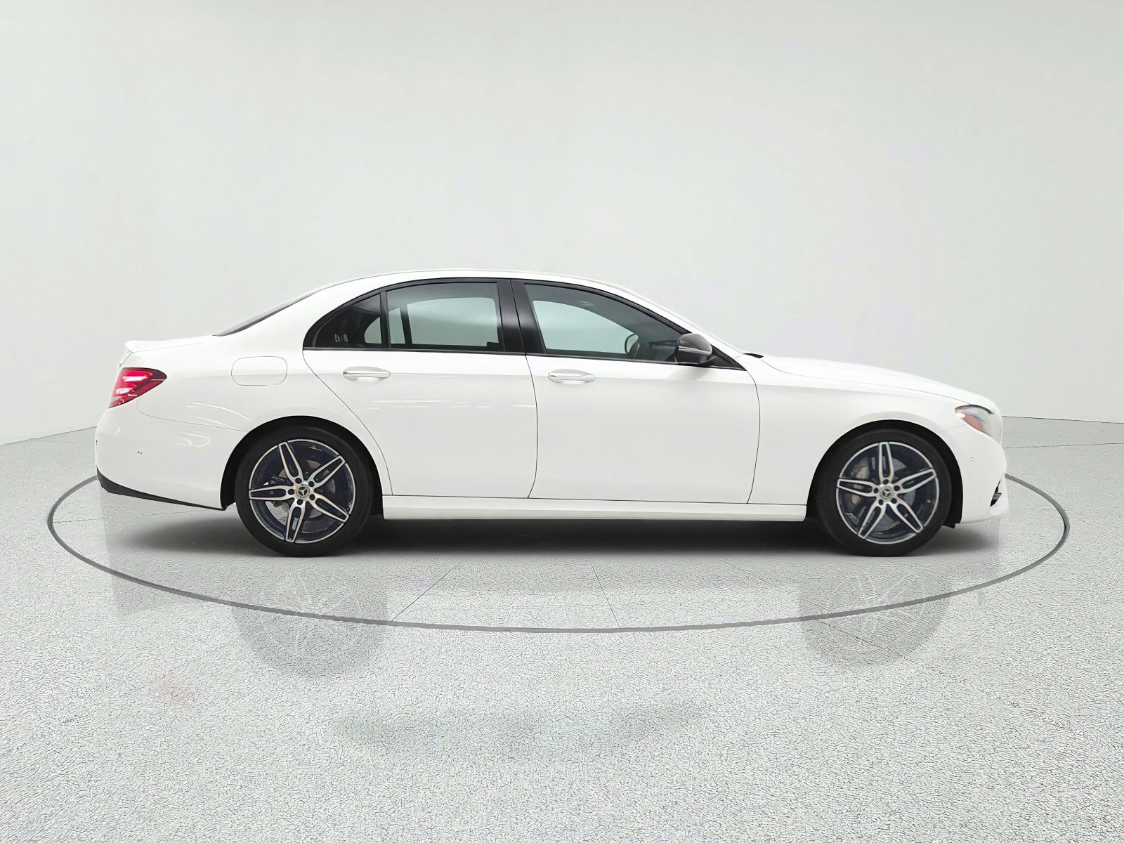 Used 2019 Mercedes-Benz E 300 image 4