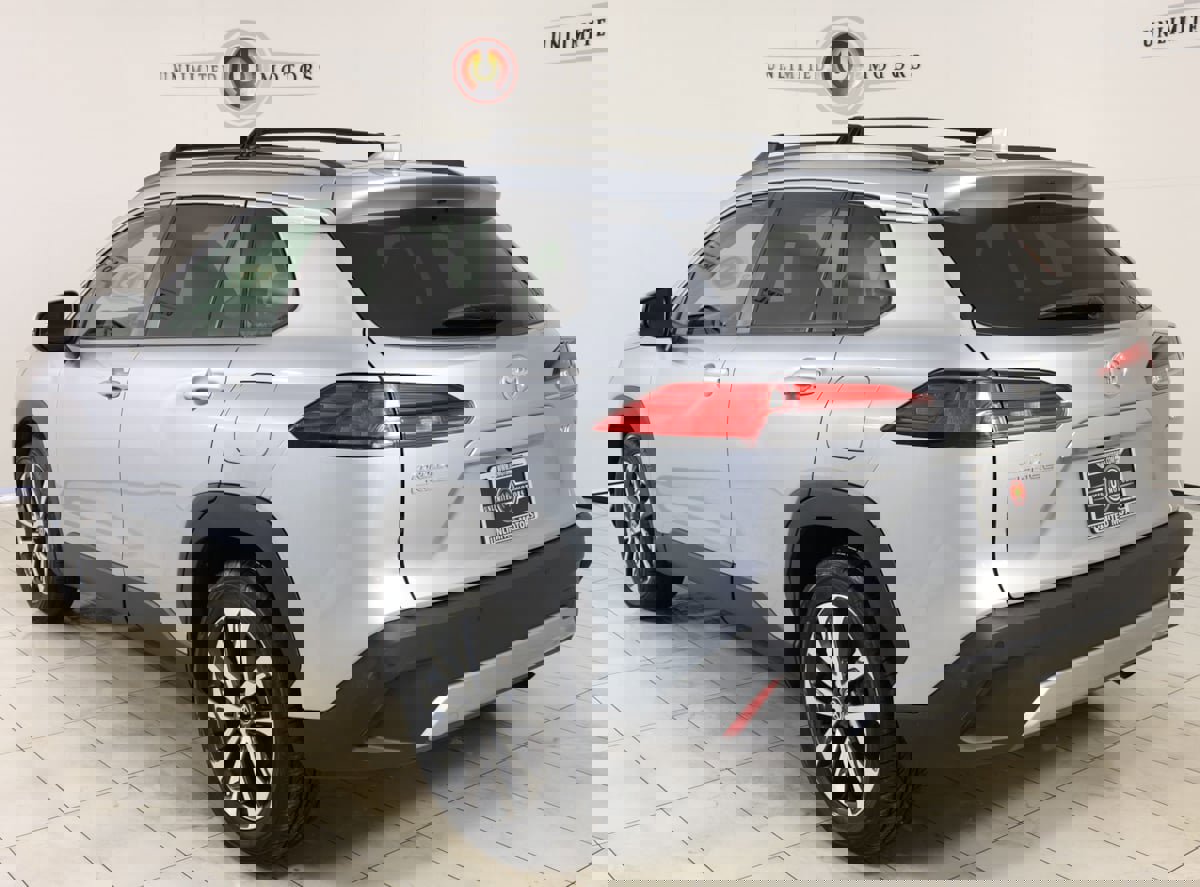 Used 2022 Toyota Corolla Cross XLE image 4