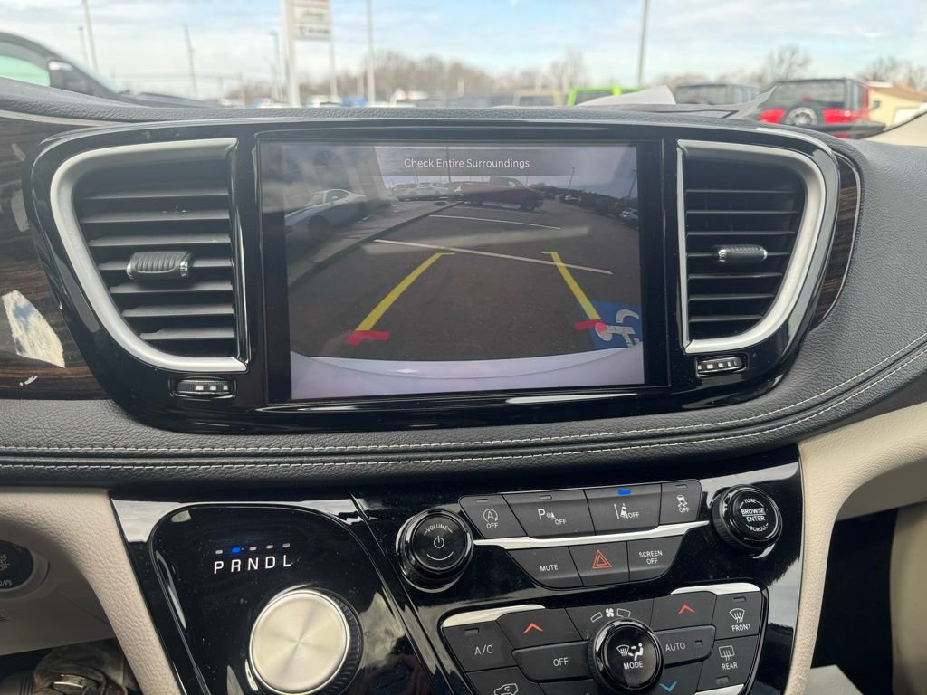 Used 2023 Chrysler Pacifica Limited image 17
