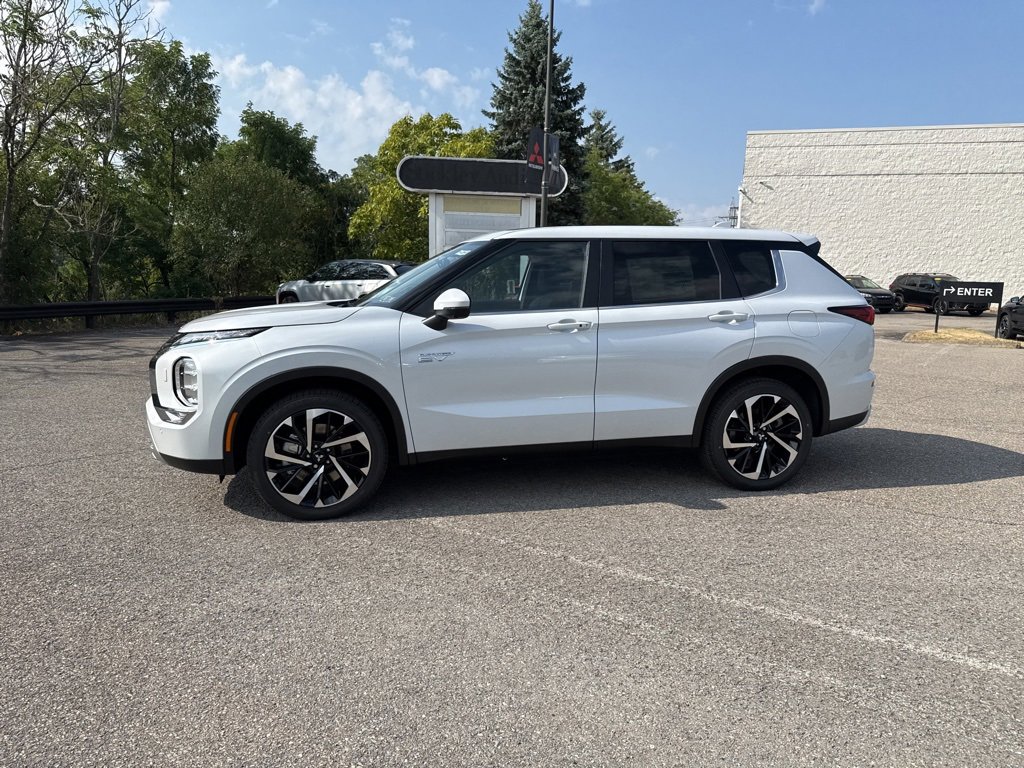 New 2025 Mitsubishi Outlander SE image 16
