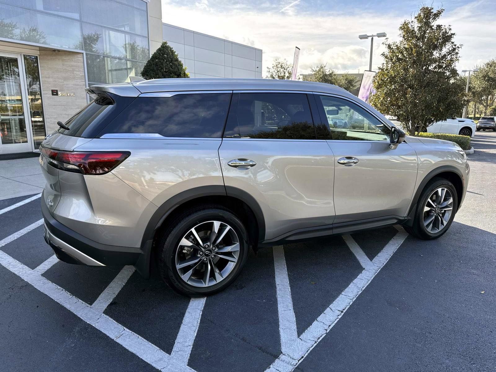 Certified 2025 INFINITI QX60 Luxe w/ Vision Package image 2