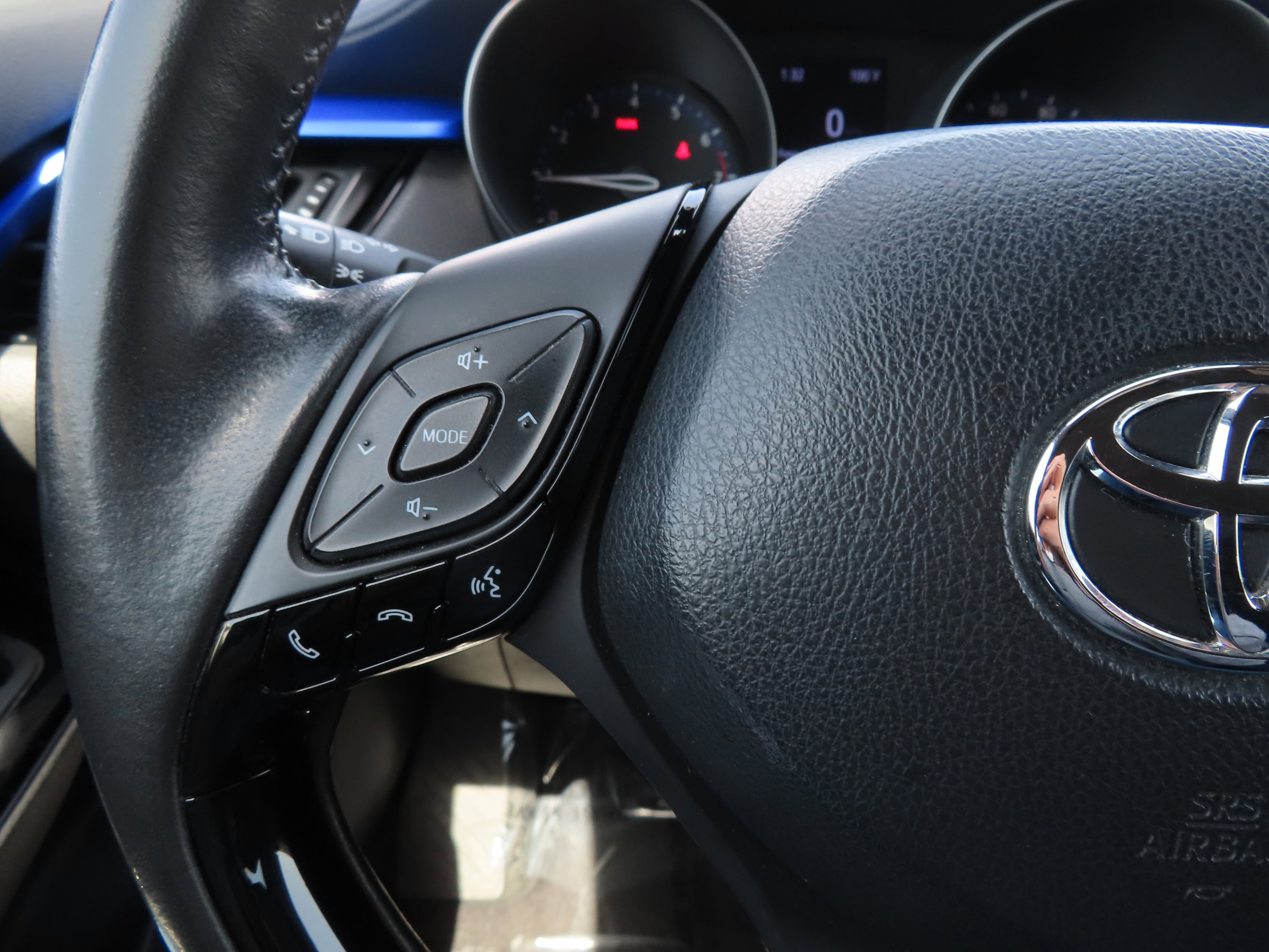 Used 2020 Toyota C-HR XLE image 19