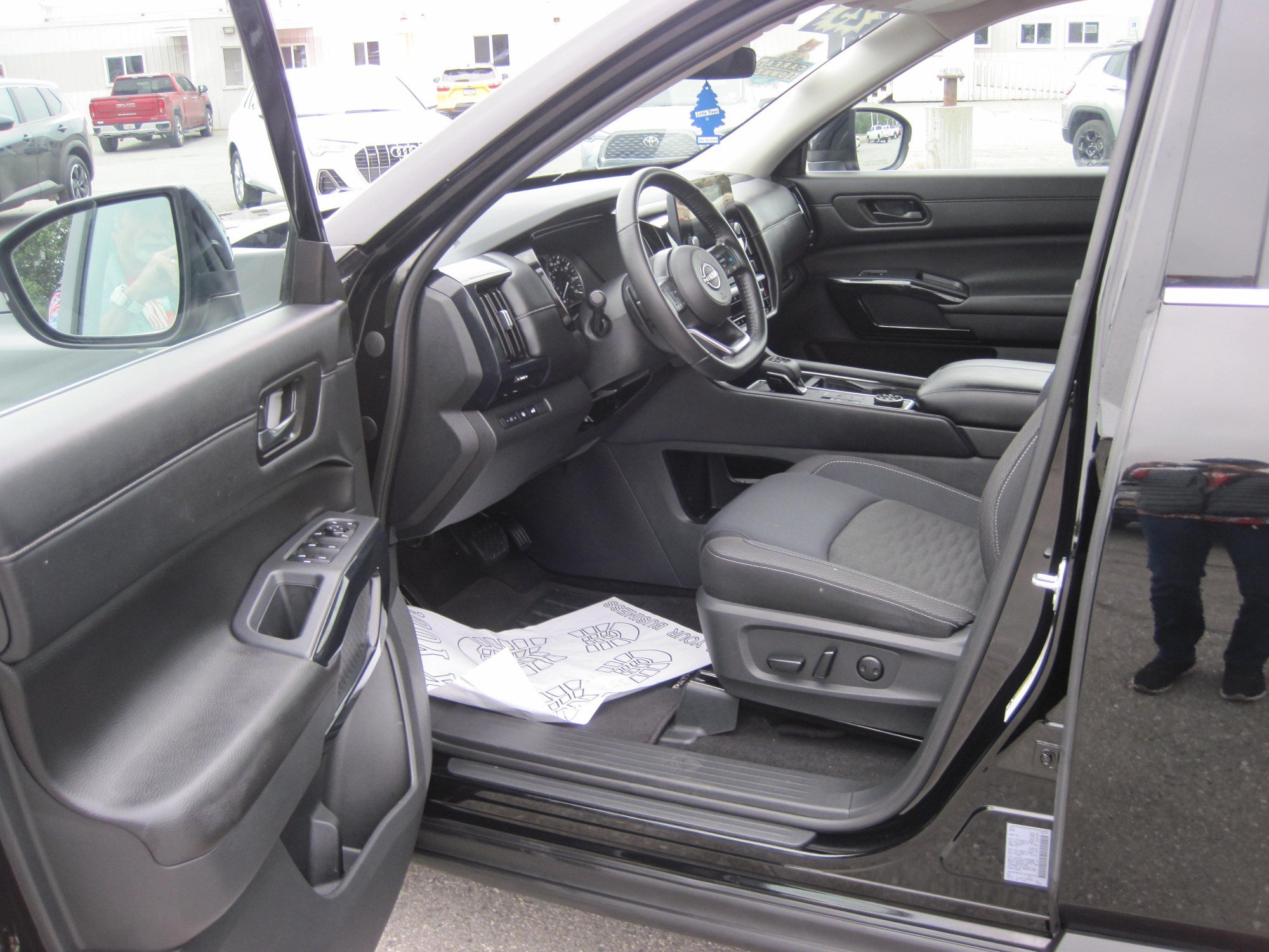 Used 2025 Nissan Pathfinder SV AWD/4WD image 14