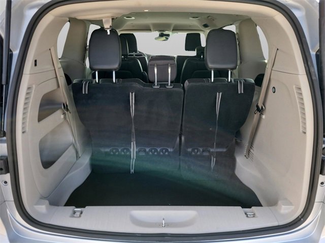 Used 2024 Chrysler Pacifica Touring-L image 7