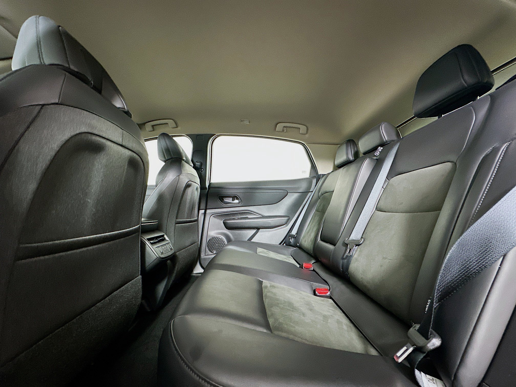 Used 2024 Nissan Ariya AWD image 28