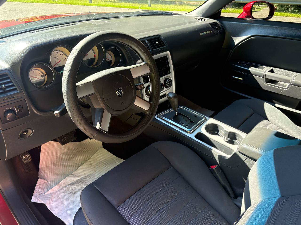 Used 2010 Dodge Challenger SE RWD image 12