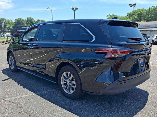 Certified 2021 Toyota Sienna XLE AWD/4WD image 4
