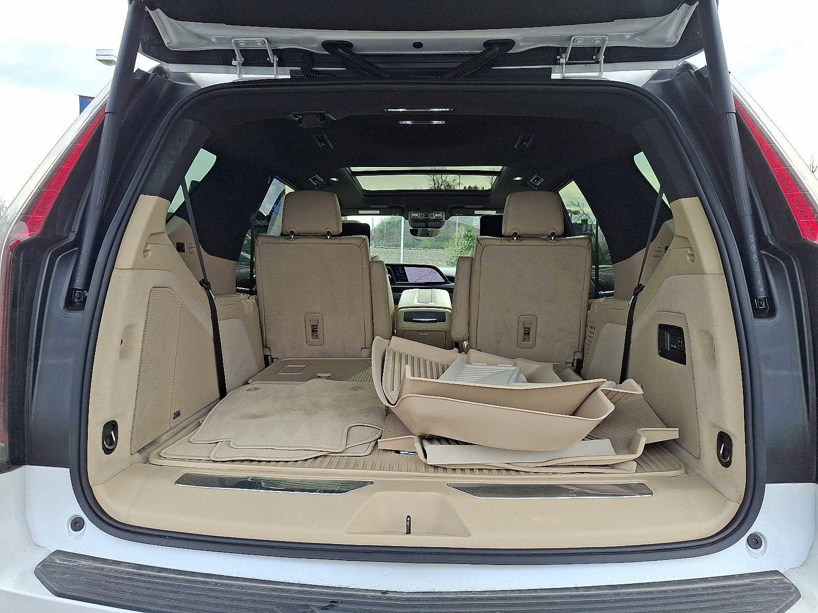 Used 2021 Cadillac Escalade Premium Luxury w/ Performance Package image 29