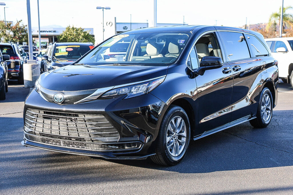 Used 2025 Toyota Sienna LE FWD image 18