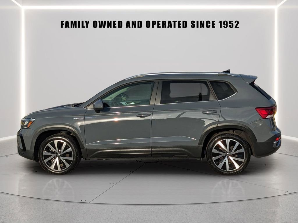Used 2023 Volkswagen Taos SE image 2