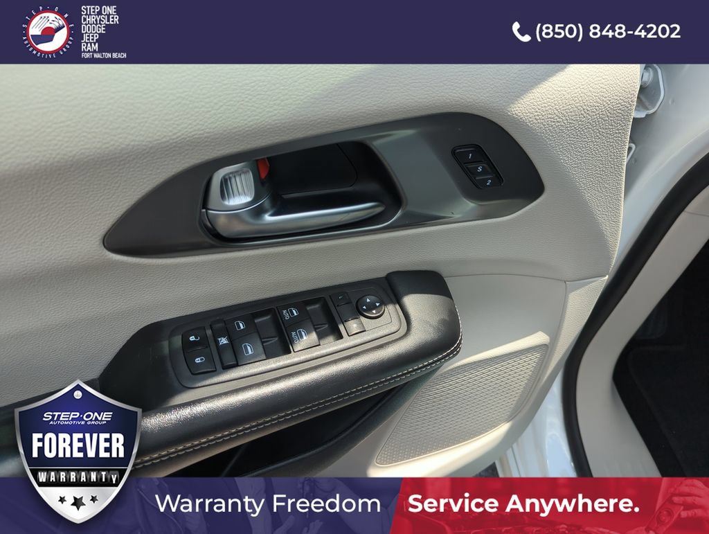 Used 2022 Chrysler Pacifica Touring-L FWD image 18