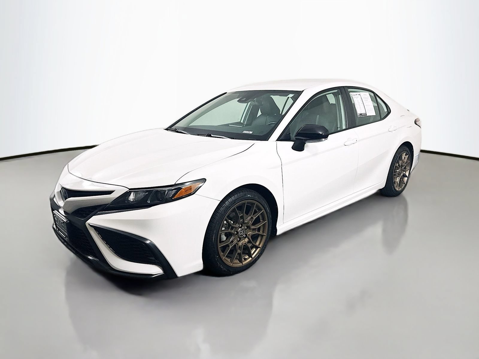 Used 2023 Toyota Camry SE FWD image 3