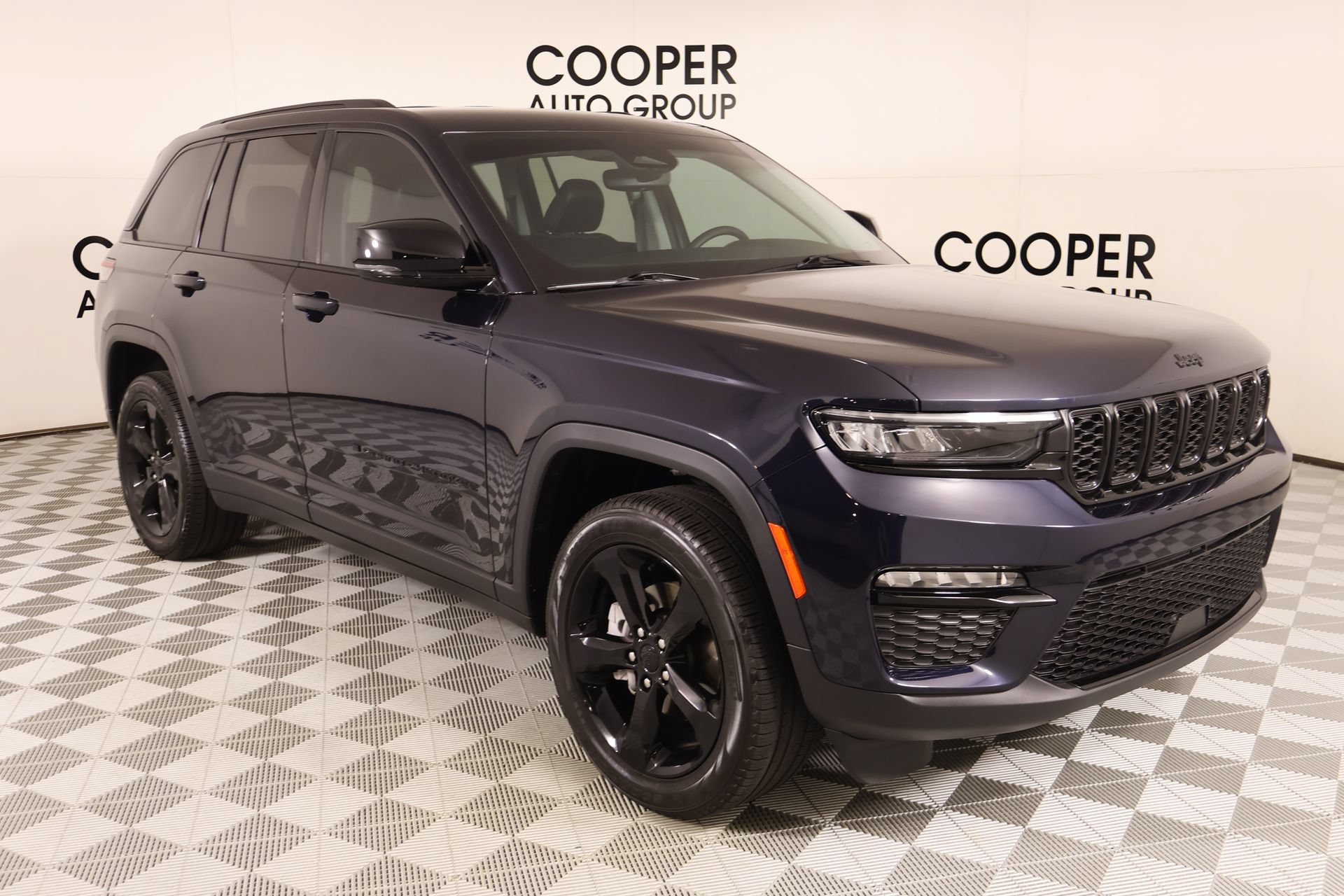 Used 2024 Jeep Grand Cherokee Limited w/ Black Appearance Package RWD 360° Tour