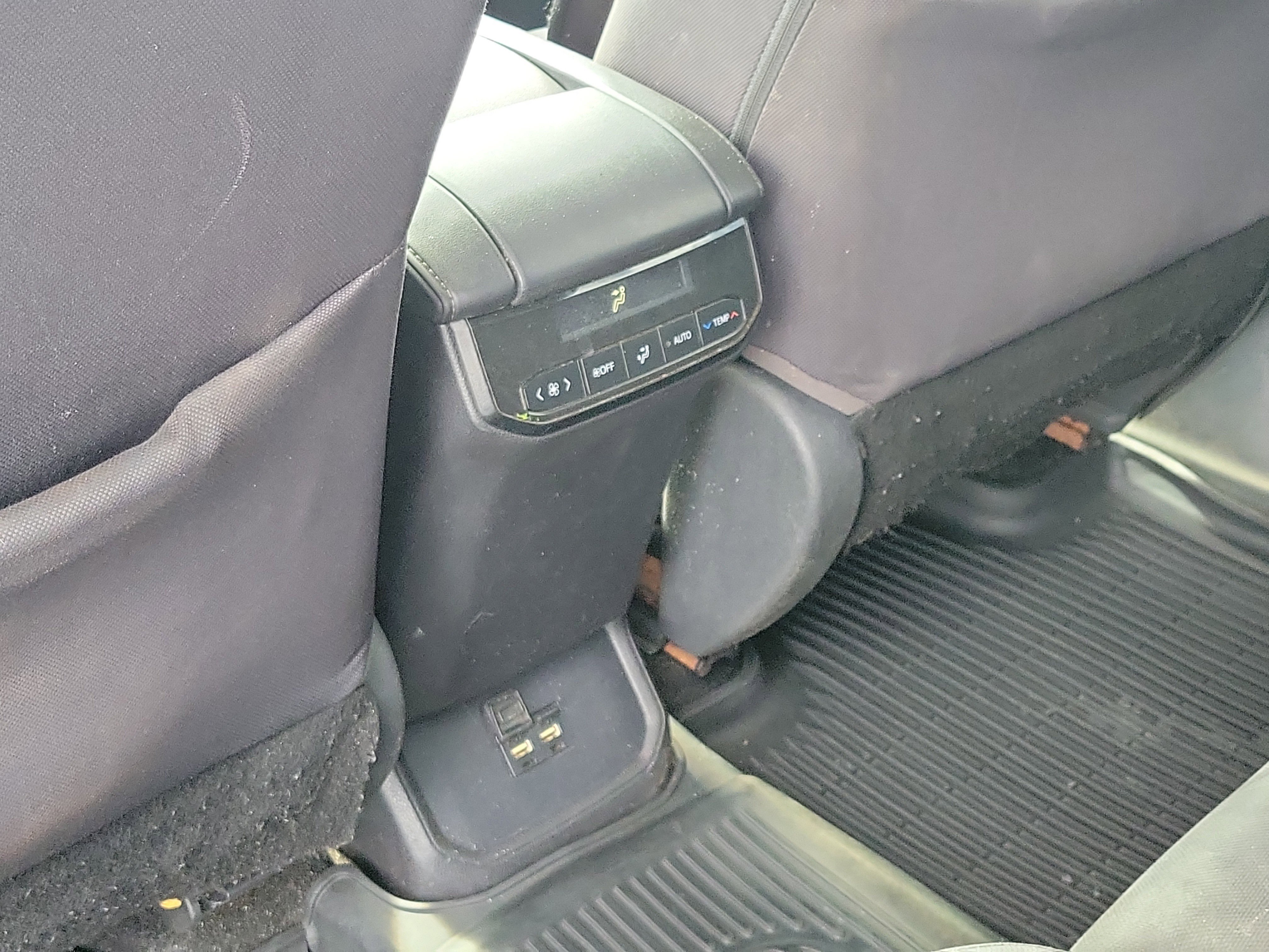 Used 2021 Toyota Highlander L FWD image 15