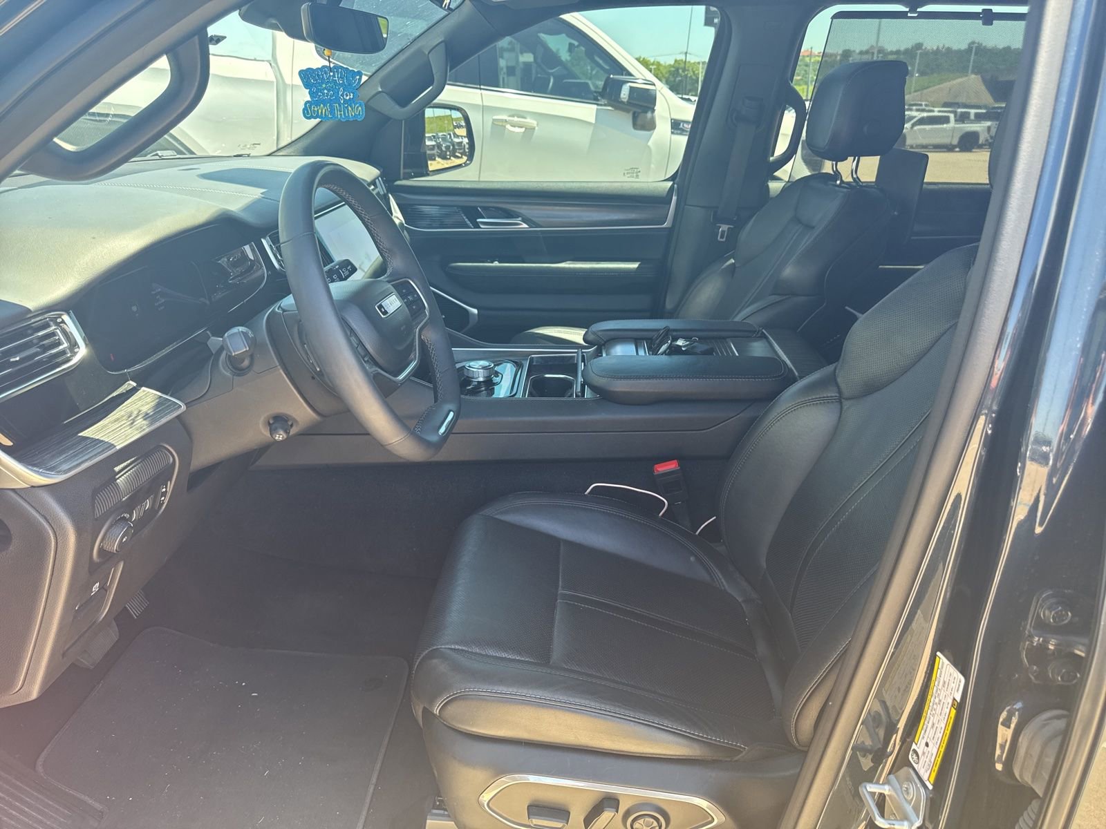 Used 2023 Jeep Wagoneer Series III w/ Premium Group I RWD image 12