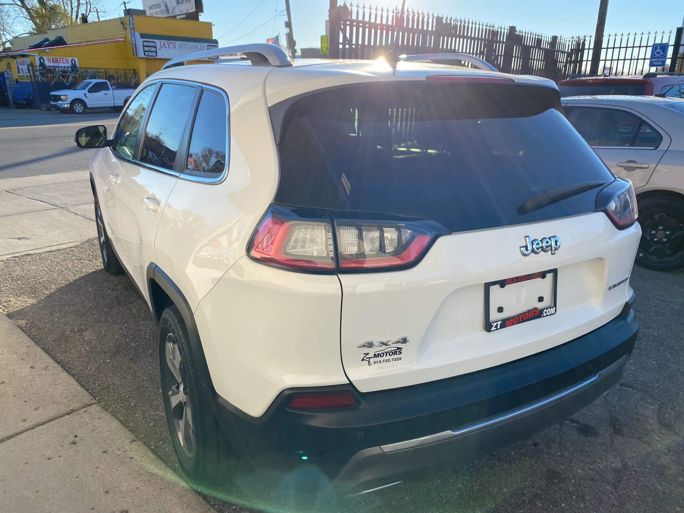 Used 2019 Jeep Cherokee Limited image 2
