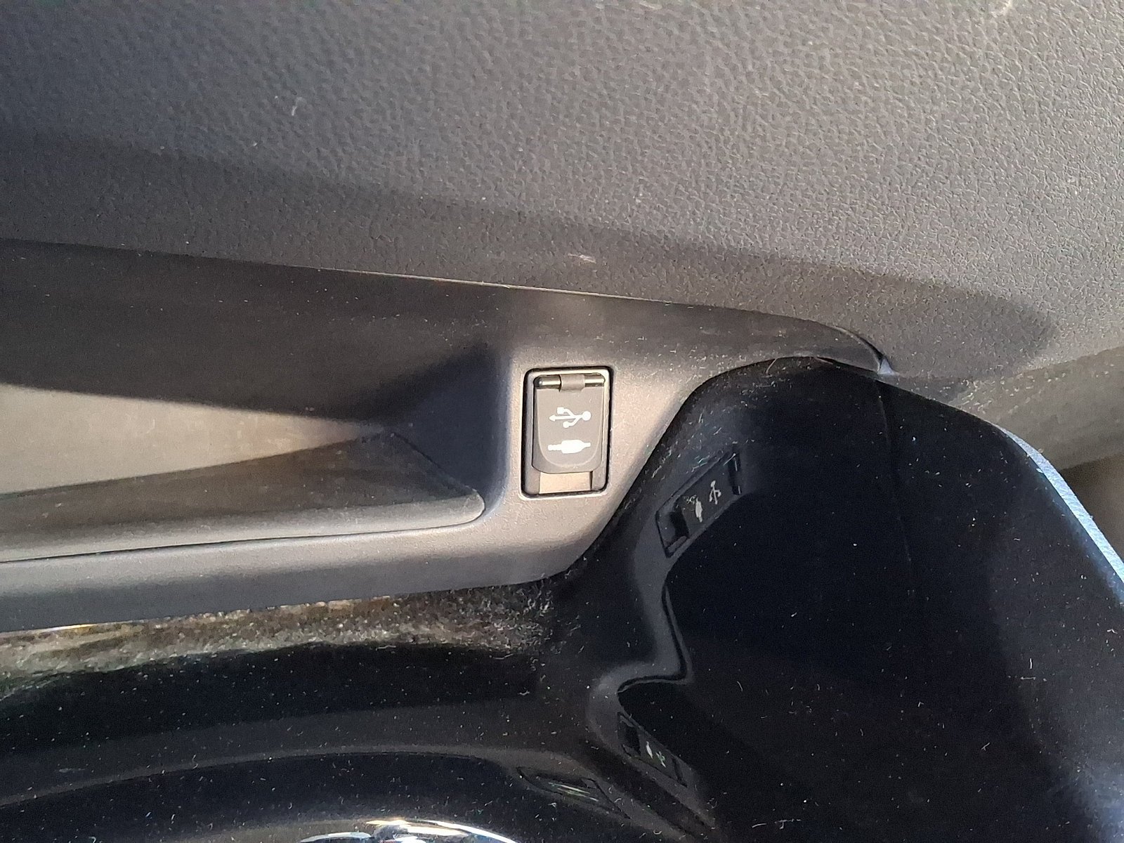 Used 2019 Toyota C-HR XLE FWD image 23