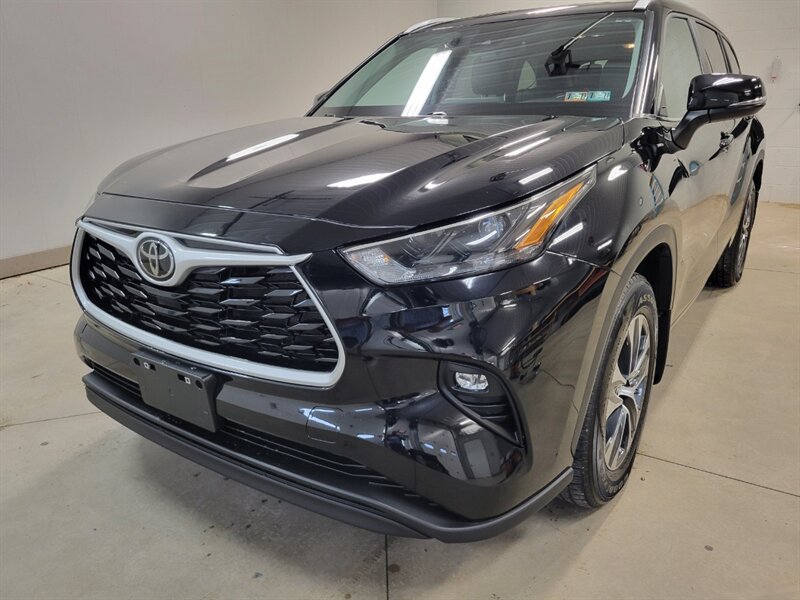 Used 2024 Toyota Highlander XLE AWD/4WD image 2