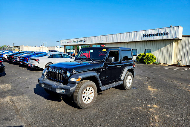 Used 2023 Jeep Wrangler Sport AWD/4WD image 3