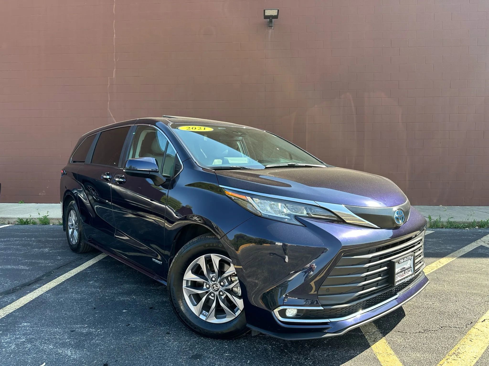 Used 2021 Toyota Sienna XLE image 5