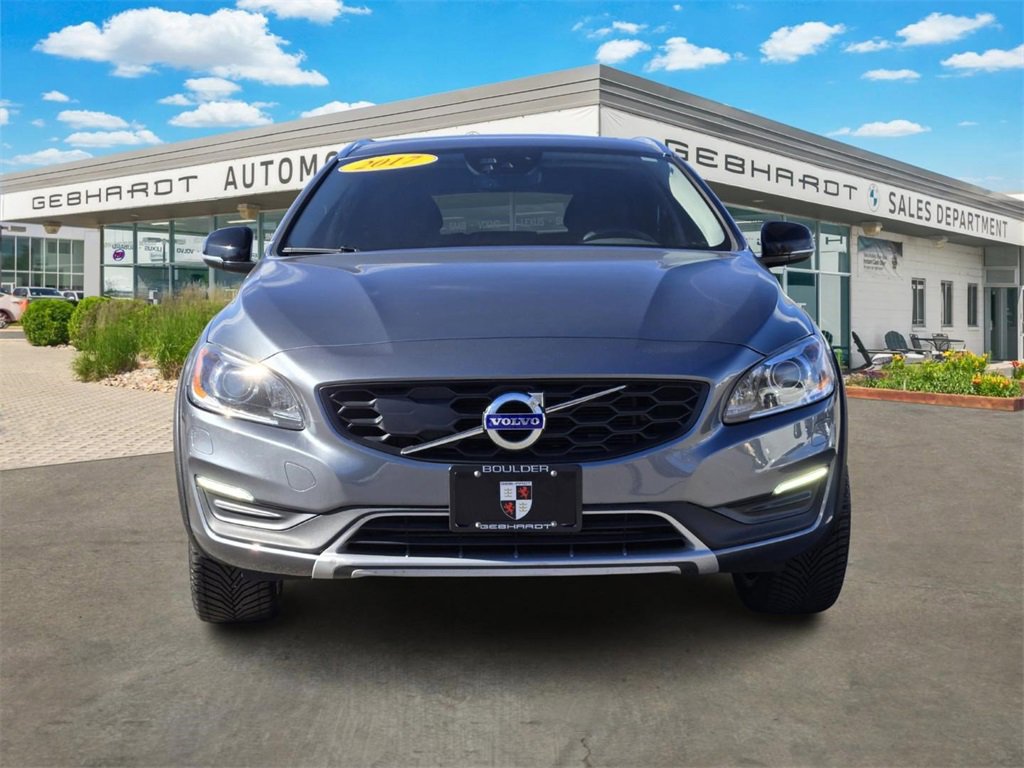 Used 2017 Volvo V60 T5 Cross Country Platinum image 2
