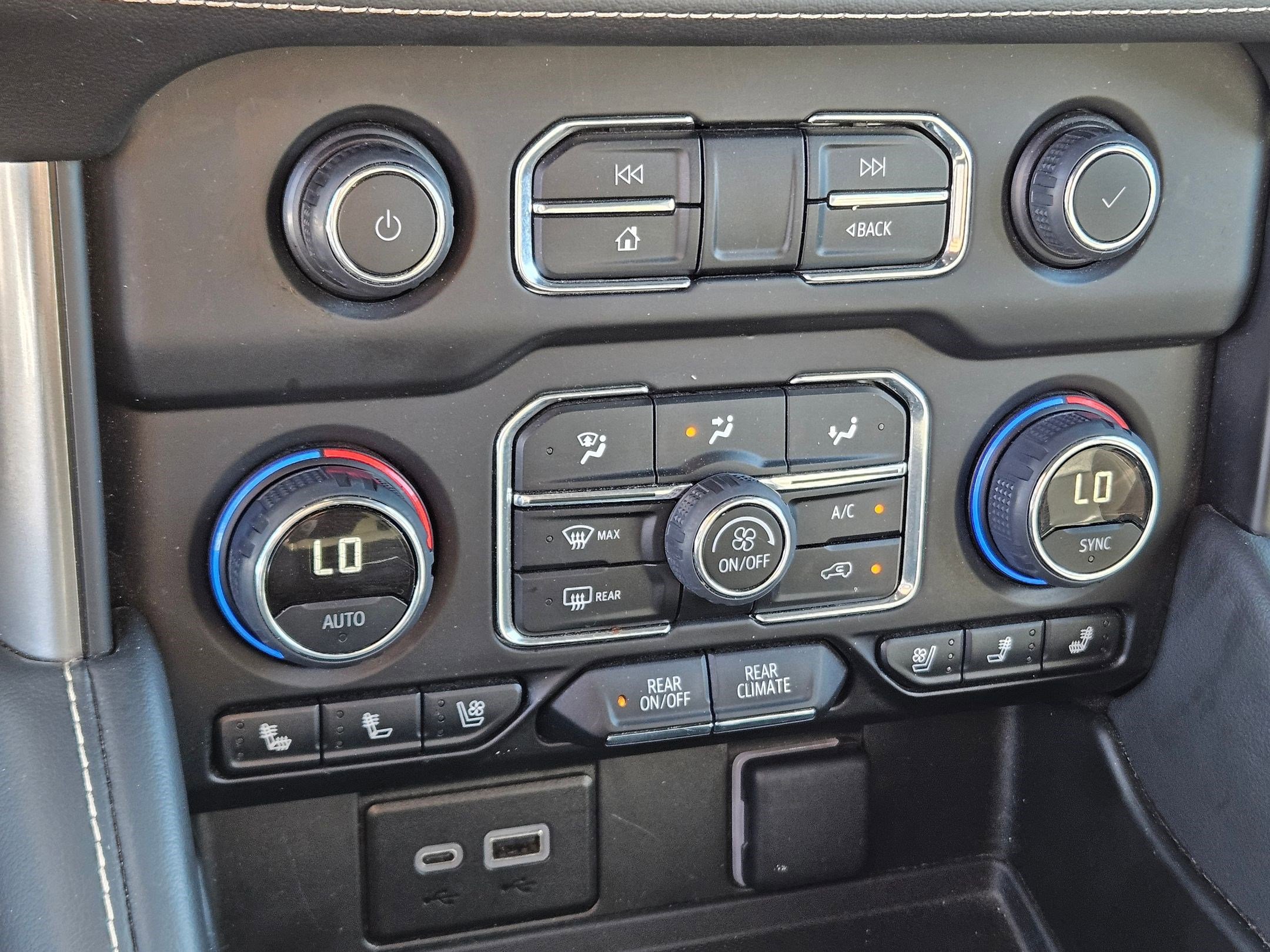 Used 2024 Chevrolet Suburban Premier image 25