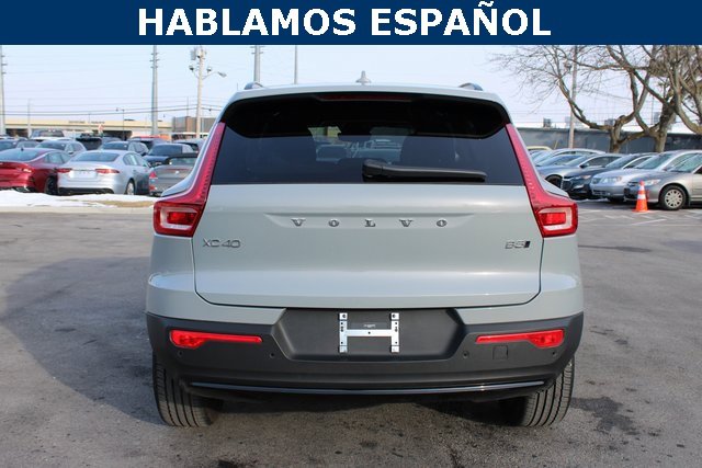 Used 2025 Volvo XC40 B5 Plus image 4