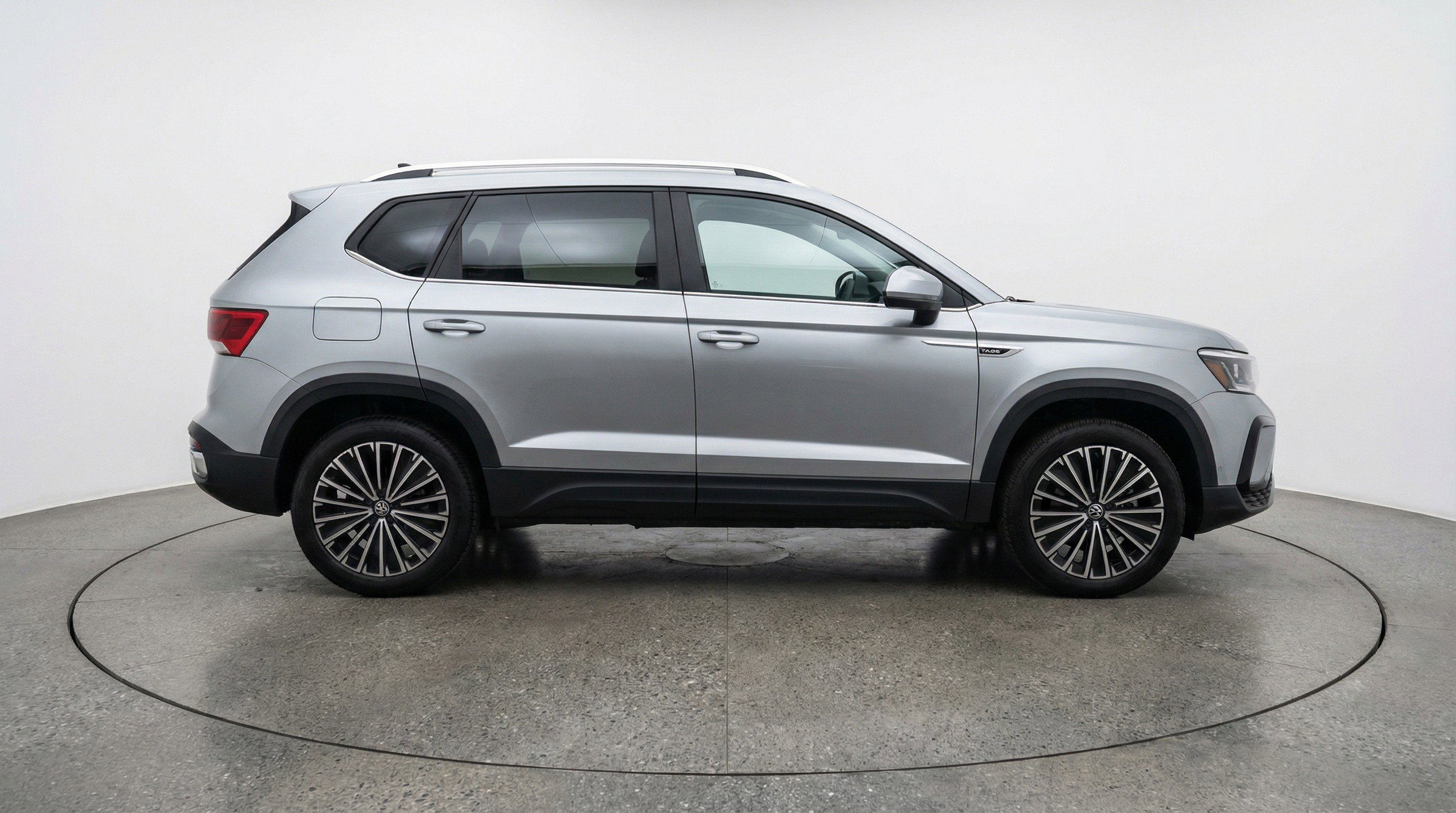 Used 2025 Volkswagen Taos SE image 11