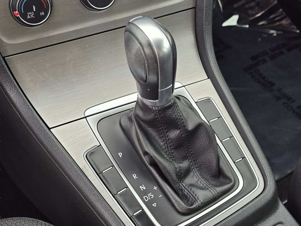 Used 2017 Volkswagen Golf S image 11