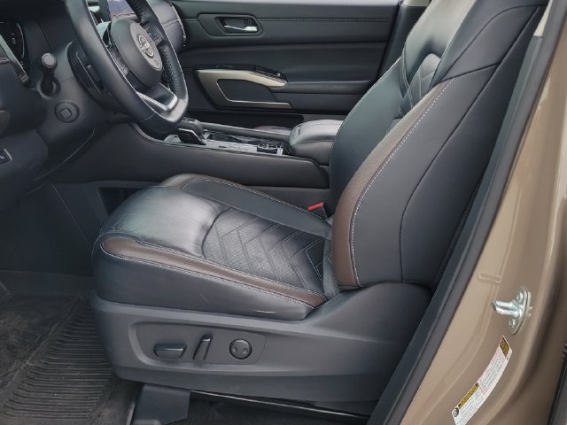 Used 2024 Nissan Pathfinder Platinum AWD/4WD image 9