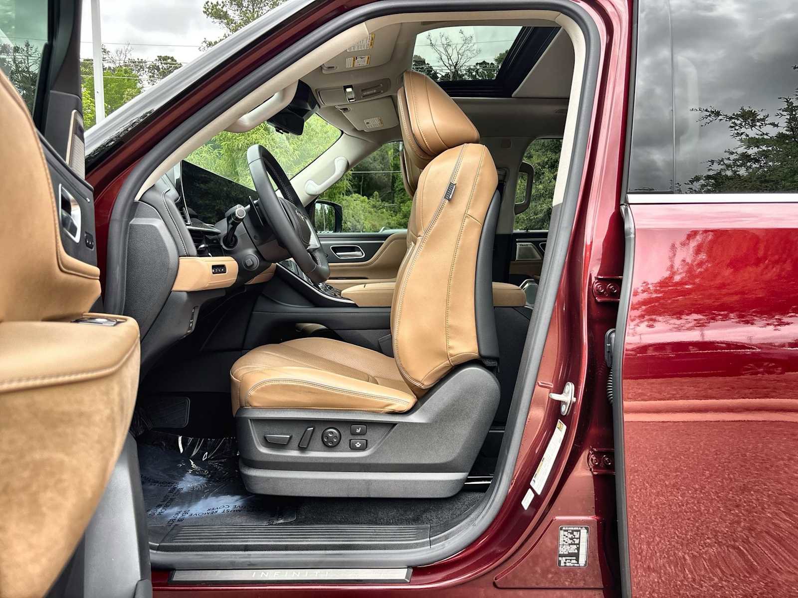 Used 2025 INFINITI QX80 Sensory w/ Premium Cargo Package AWD/4WD image 2