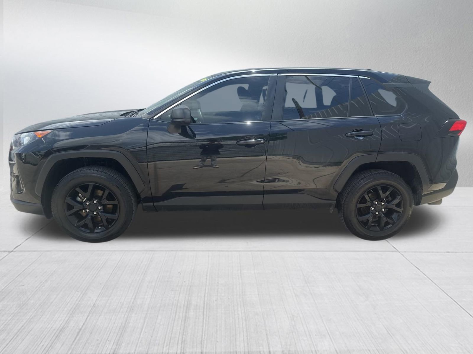 Used 2022 Toyota RAV4 LE FWD image 4