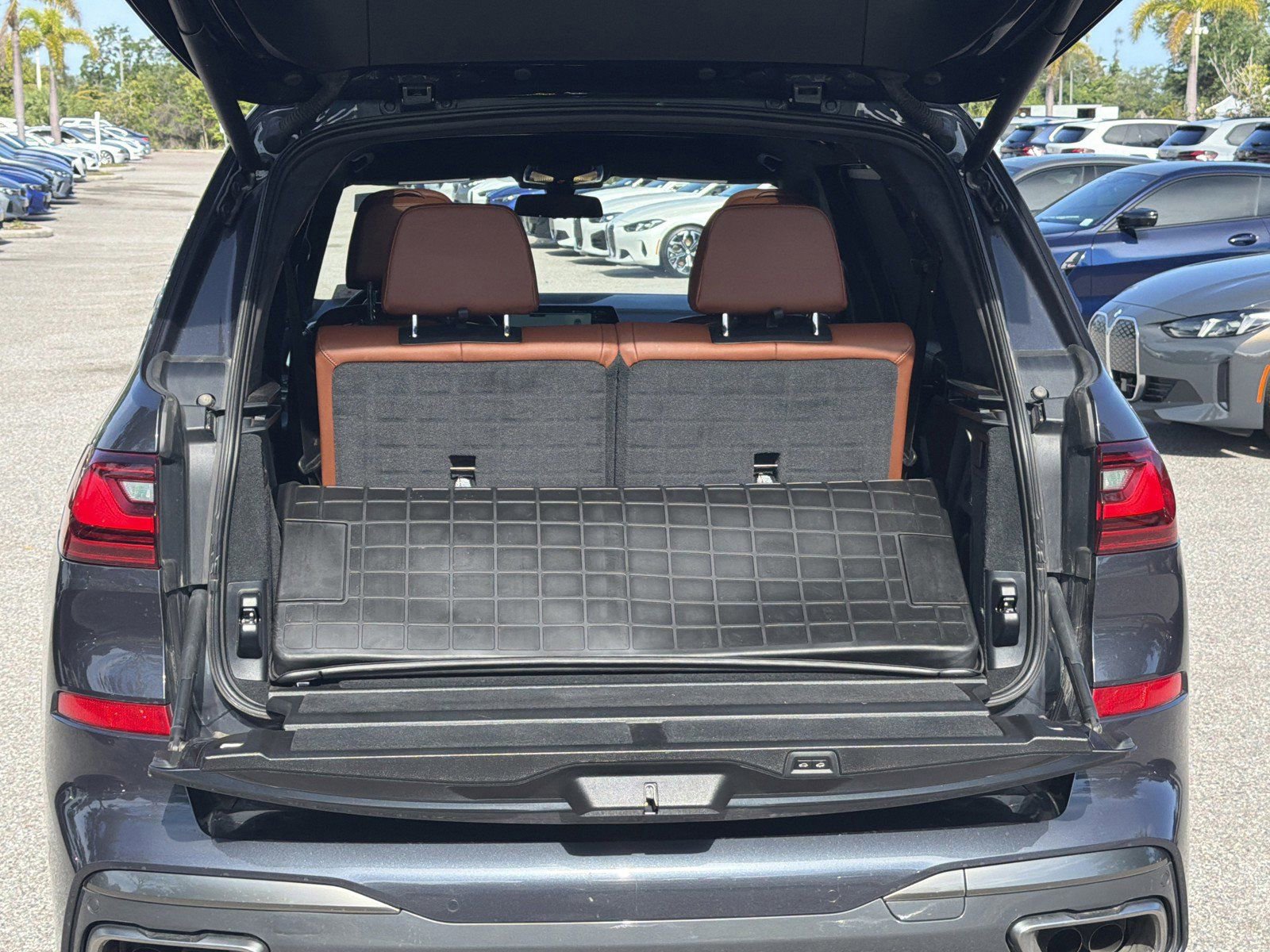 Used 2022 BMW X7 M50i w/ Dynamic Handling Package AWD/4WD image 11