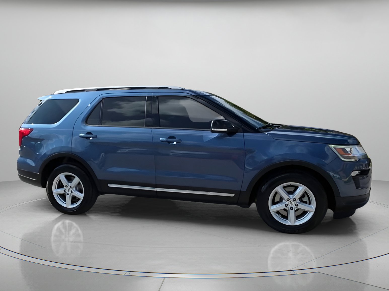 Certified 2018 Ford Explorer XLT w/ Equipment Group 202A image 34
