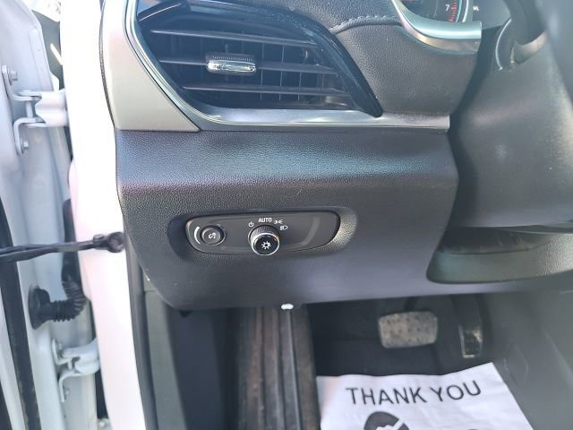 Used 2022 Chevrolet Traverse LT image 19