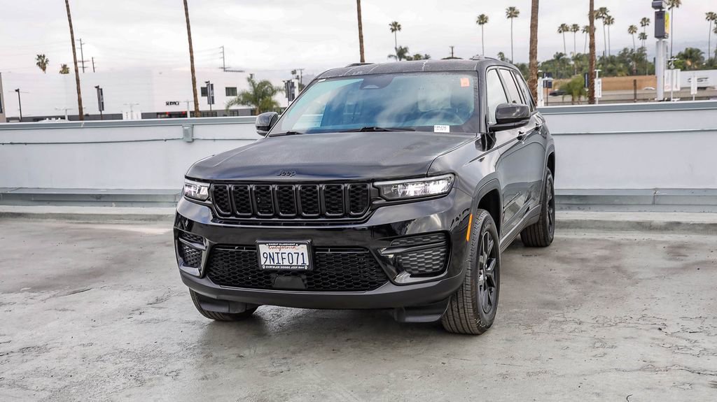 Used 2025 Jeep Grand Cherokee Altitude AWD/4WD image 4