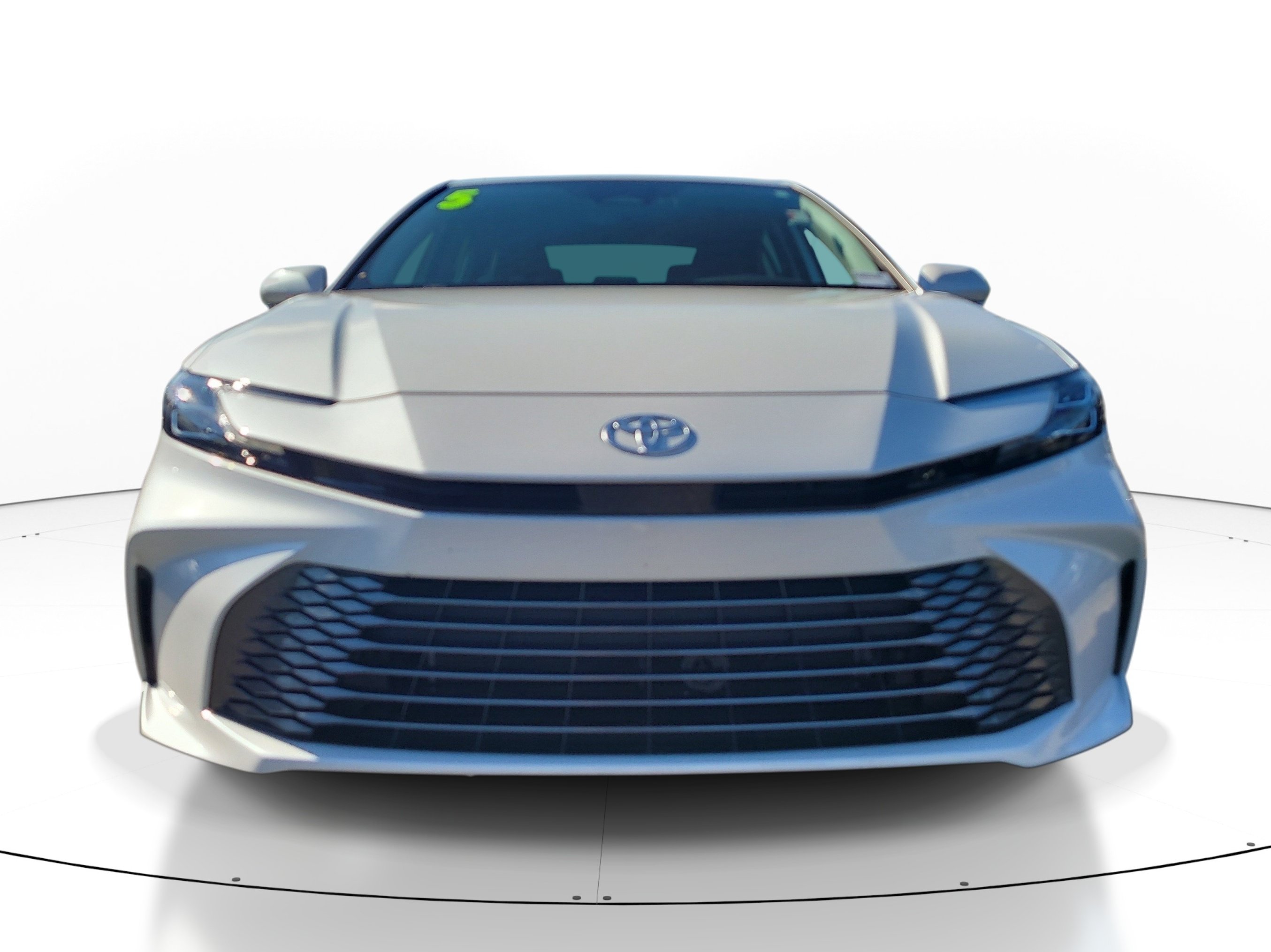 Used 2025 Toyota Camry XLE FWD image 2