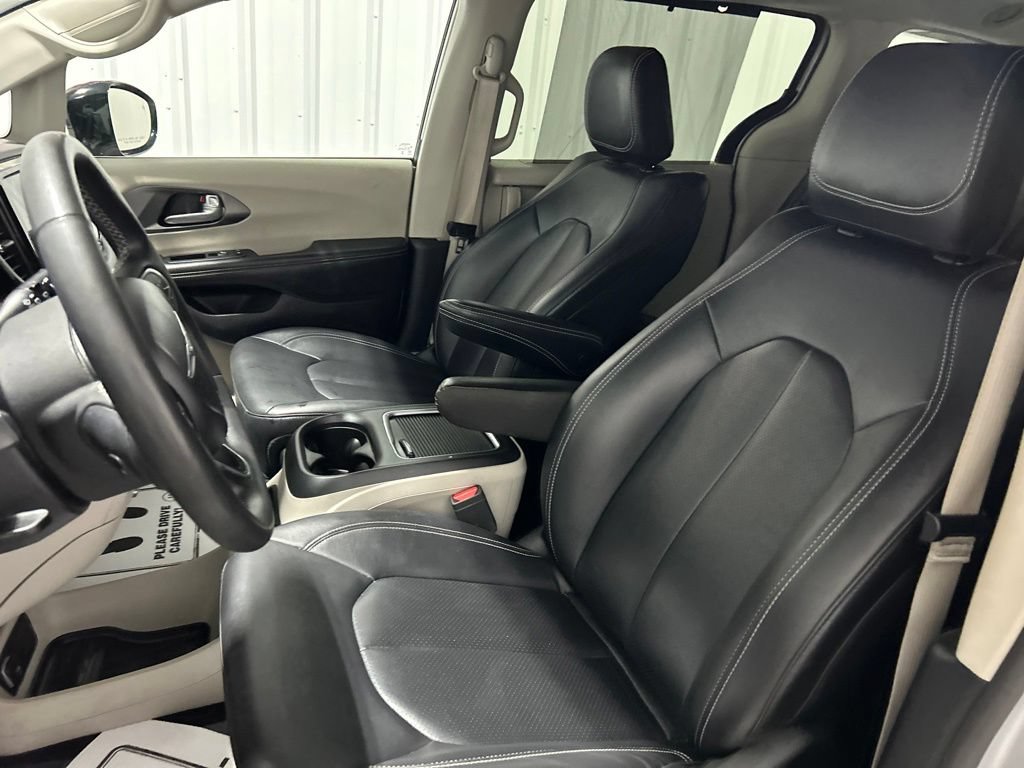 Used 2024 Chrysler Pacifica Touring-L FWD image 12