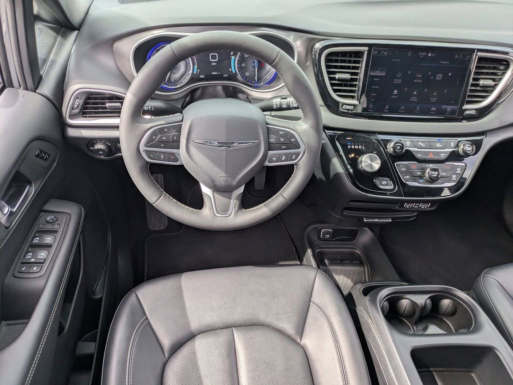 Used 2025 Chrysler Pacifica Select image 25